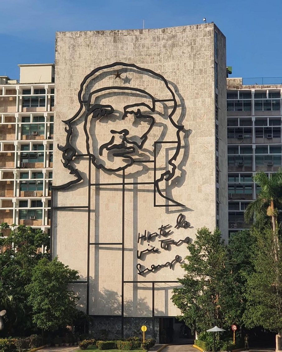 Mural com foto de Che Guevara, na Plaza de La Revolución, em Cuba. Foto: Reprodução/Instagram 23.02.2023