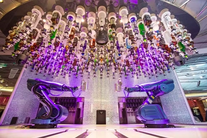 Symphony of the Seas (Royal Caribbean): Ganhador do World Cruise Awards em 2022, o Symphony of the Seas acomoda quase 7 mil passageiros e é conhecido pelo seu Bionic Bar, onde os drinques são preparados por robôs. Reprodução: Flipar