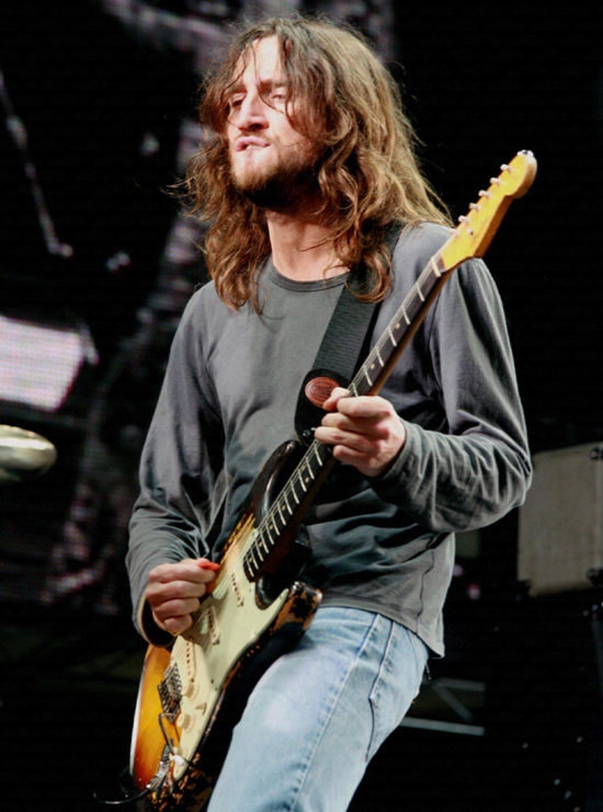A relação de John Frusciante com a banda passou por várias idas e vindas, mas ele é amplamente considerado um dos guitarristas mais talentosos e influentes da história do rock.