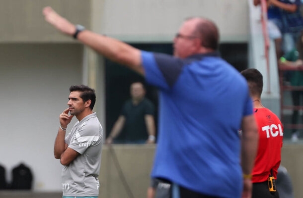 Desde que reassumiu a liderança do banco santista, Marcelo Fernandes não perdeu clássicos - venceu o Palmeiras por 2 a 1, em Barueri, e empatou com o Corinthians por 1 a 1, na Neo Química Arena. - Foto: Cesar Greco/Palmeiras Reprodução: Jogada10