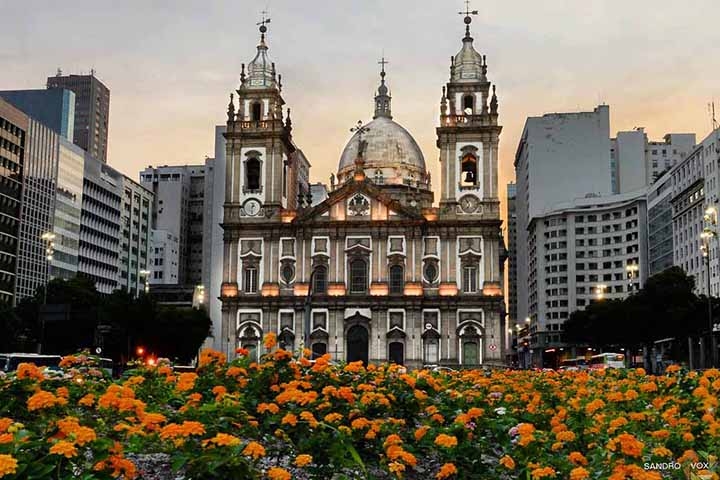 Episódios de grande impacto para a sociedade brasileira tiveram a Candelária como cenário. Isso porque ela está localizada no coração da cidade, no cruzamento das movimentadas avenidas Rio Branco e Presidente Vargas. 

 Reprodução: Flipar