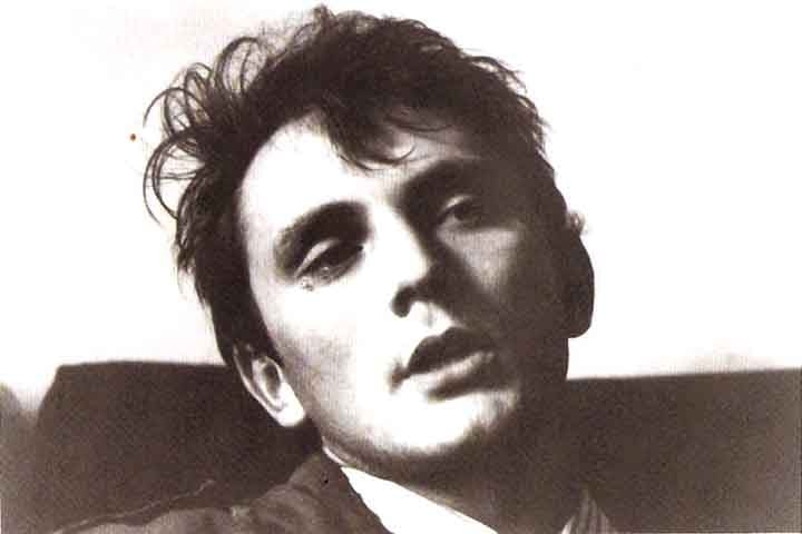 Sua infância foi marcada pelas turbulências da Segunda Guerra Mundial, quando ainda jovem vivenciou os bombardeios que devastaram a capital britânica. 
 Reprodução: Flipar