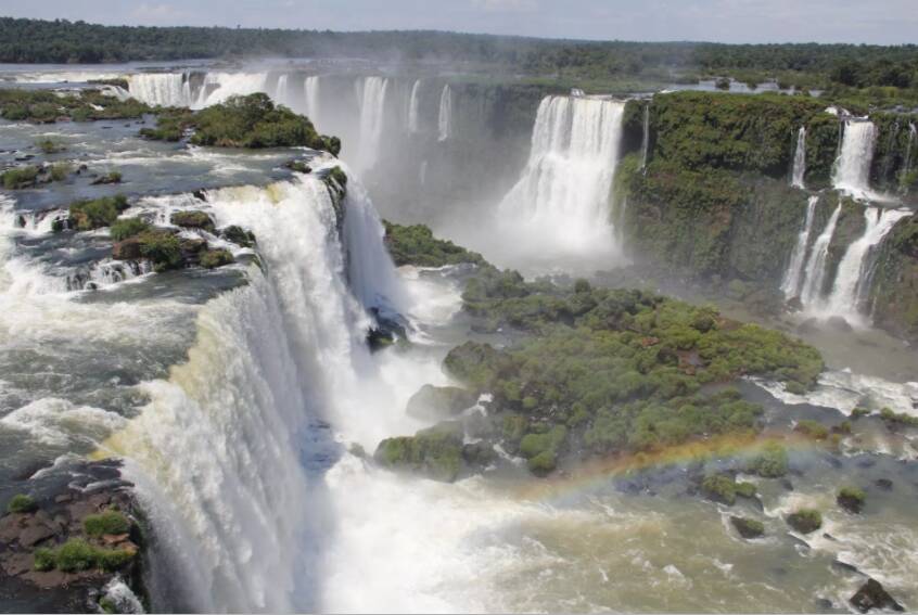 São mais de 270 quedas de água distribuídas entre Brasil e Argentina. Foto: Reprodução