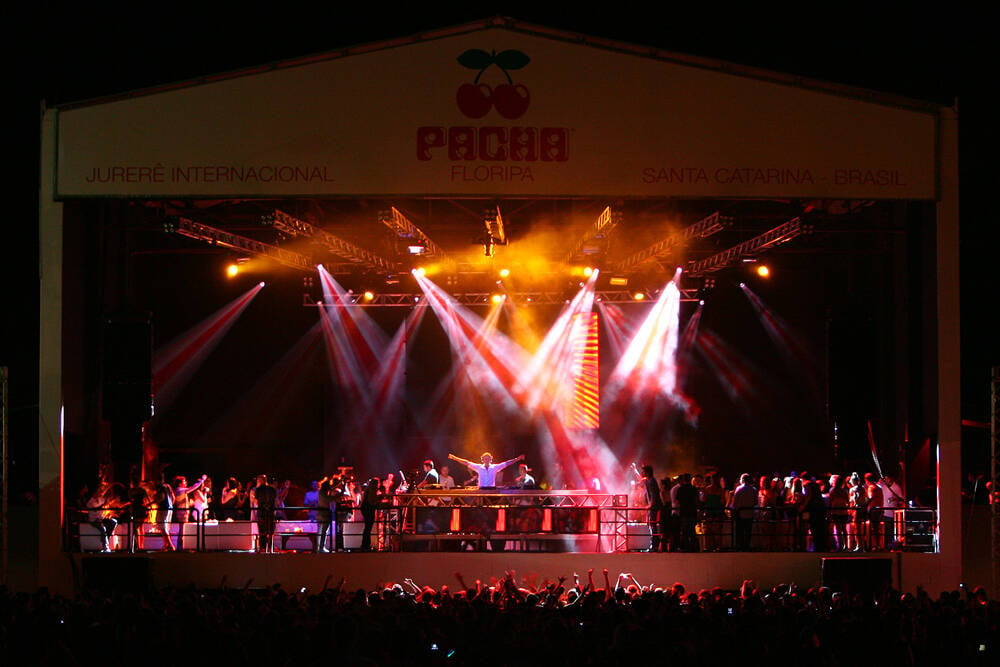 A Pacha Floripa, uma filial de uma balada de Ibiza, atrai artistas mundialmente famosos para tocar na cidade. Foto: Reprodução/Flickr/Jurerê Internacional