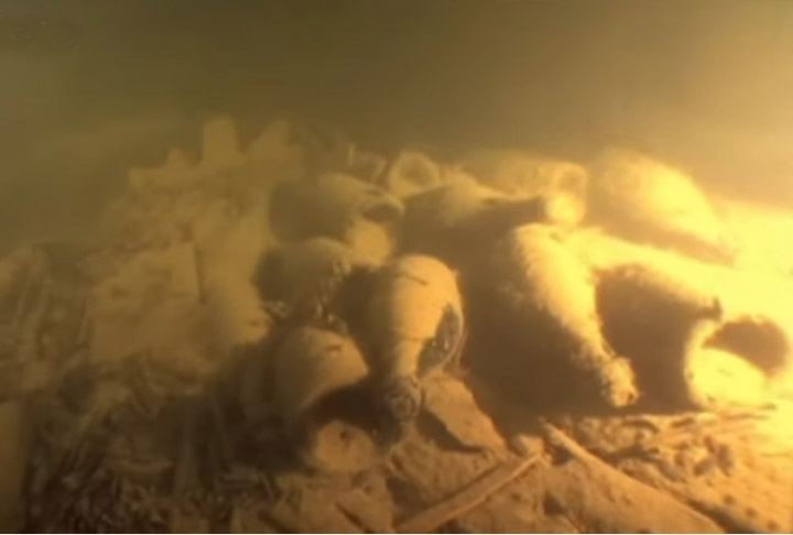 Nessa expedição, os mergulhadores encontraram 168 garrafas de champanhe ainda lacradas no fundo do mar. Reprodução: Flipar