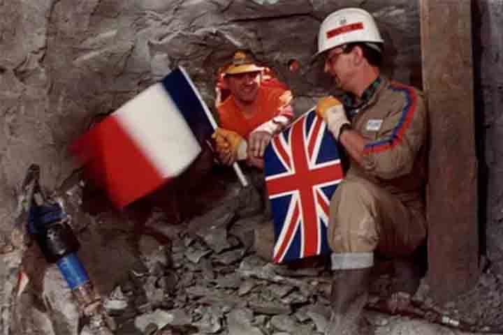 Em 1990, um ato simbólico marcou o andamento das obras. Na metade do túnel, os mineiros Graham Fagg e Phillippe Cozzette trocaram as bandeiras dos seus países - Inglaterra e França, respectivamente. 
 Reprodução: Flipar