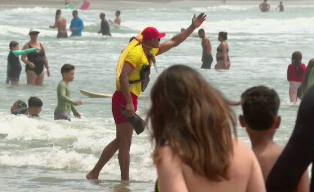 Na Baixada Santista, de janeiro a novembro deste ano foram 2.911 salvamentos e 91 mortes por afogamento. Os guarda-vidas acenam sempre que alguém está se arriscando. Reprodução: Flipar