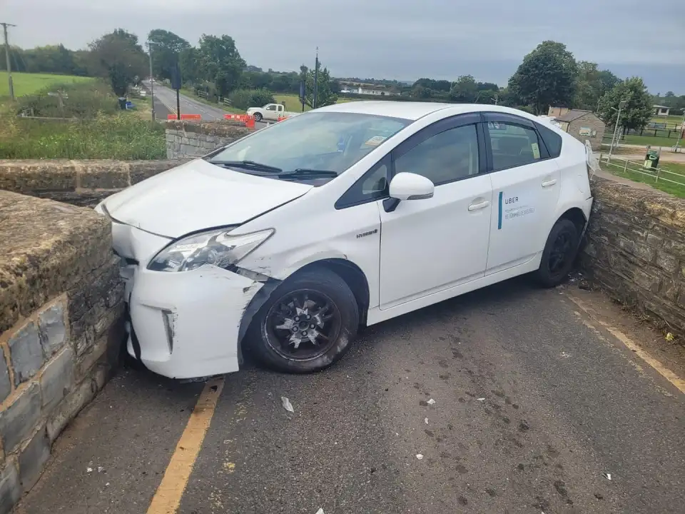 Toyota Prius da Uber fecha ponte de 600 anos