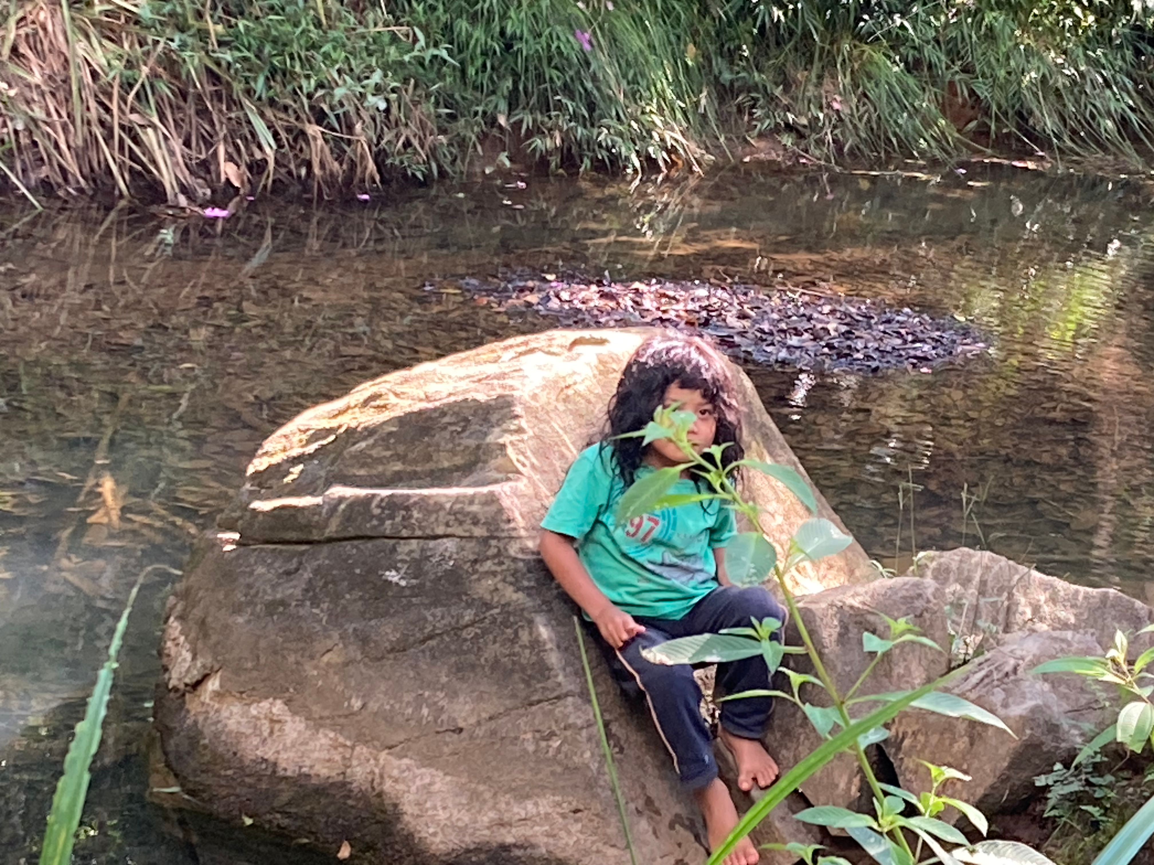 Criança Guarani na beira da nascente do rio Capivari Ana Carolina Montoro / Portal iG / 02/03/2024