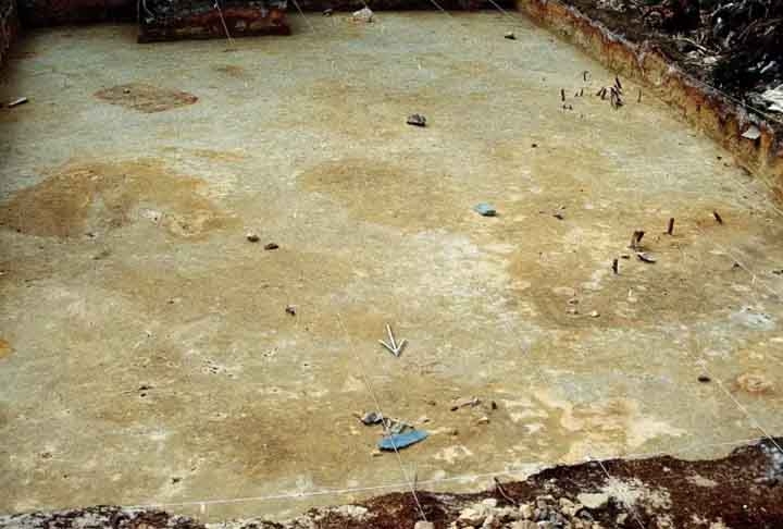 Além dos artefatos, descobriram que o solo arenoso da região era tingido de cinza e listrado de vermelho com ocre. Além disso, existem cerca de 200 covas escavadas há 6500 anos, um dos maiores cemitério da Idade da Pedra na Europa. Reprodução: Flipar
