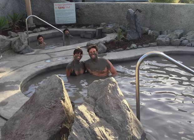 O ator e apresentador Fábio Porchat, com a então namorada Nataly Mega, em um dos tradicionais banhos de lama na Nova Zelândia.. Foto: Reprodução/Instagram 26.01.2023