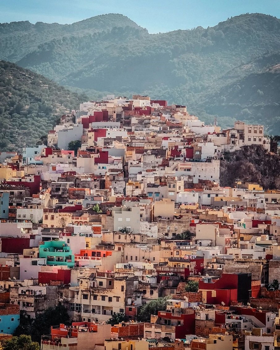 As casinhas coloridas da cidade de Moulay Driss Zerhoun, ao norte do Marrocos. Foto: Reprodução/Instagram 04.08.2023
