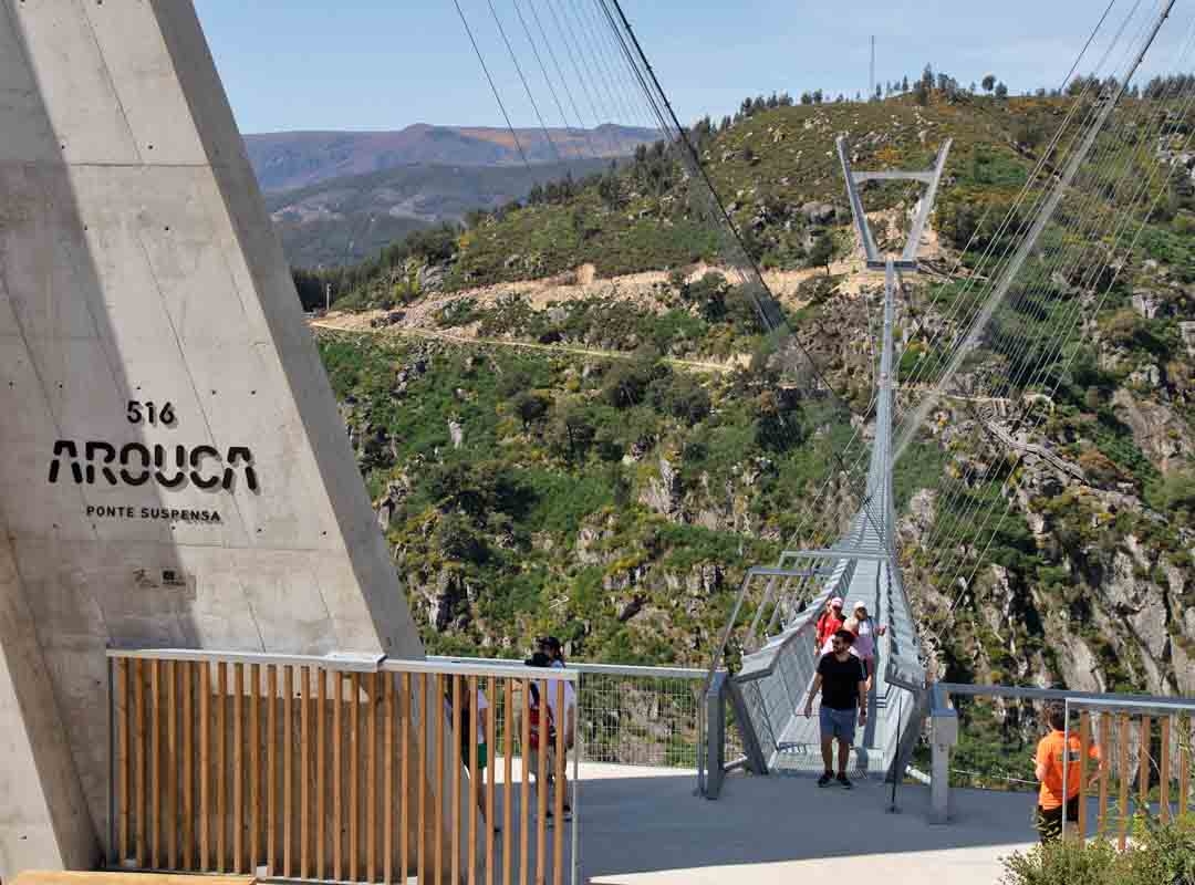 516 Arouca, Portugal: Localizada em Arouca, Portugal, essa é a maior ponte pedonal suspensa do mundo. Inaugurada em 2021, a ponte tem 516 metros de comprimento e está suspensa a 175 metros acima do Rio Paiva. Reprodução: Flipar