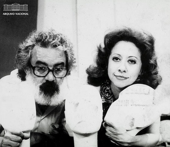 Em 1977, dois anos após deixar de escrever em “O Pasquim”, Millôr estreou sua peça de teatro mais bem sucedida. Intitulada “É”, ela foi encenada pelo casal Fernanda Montenegro e Fernando Torres. 
 Reprodução: Flipar