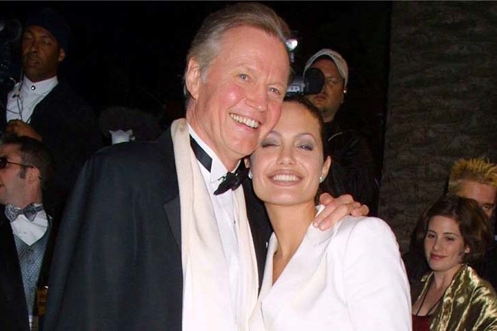 A relação com o pai tornou-se muito difícil por causa do temperamento infiel de Jon Voight. Ele traiu a mulher, Marcheline Bertrand, repetidas vezes. E Angelina tomou as dores da mãe, principalmente após a morte dela. Pai e filha ficaram anos sem falar. Depois, acertaram as pontas.  Reprodução: Flipar