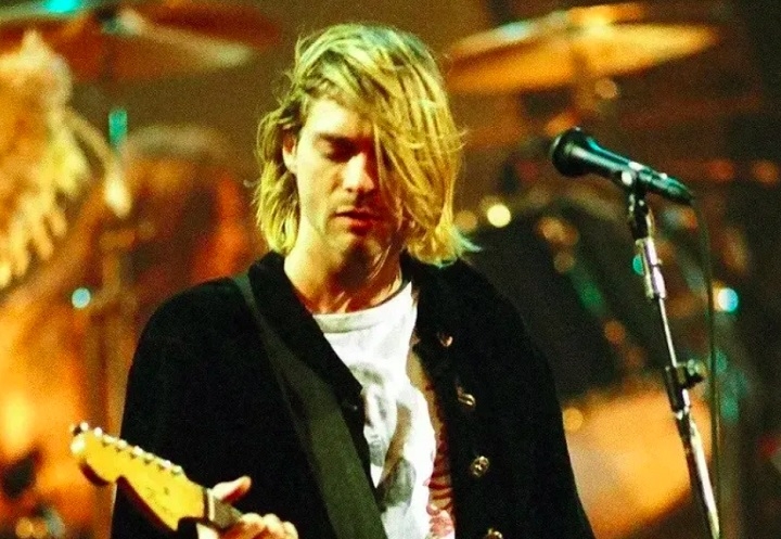 A morte de Cobain foi um choque para o mundo, mas seu legado continua vivo. A música do Nirvana continua a inspirar fãs e outros artistas até hoje. Reprodução: Flipar