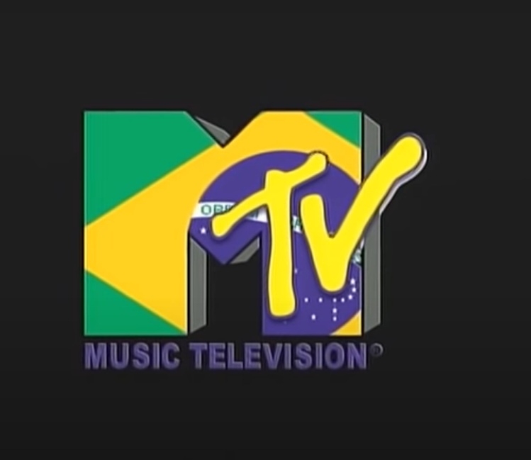 Primeiro canal aberto segmentado da televisão nacional, a MTV Brasil foi um canal voltado para o público jovem que se destacou pela sua identidade e também por ser o primeiro canal no Brasil a transmitir a sua programação 24 horas por dia. Com a popularização da internet e do Youtube, o canal começou a sofrer impactos financeiros e foi extinto no dia 30 de setembro de 2013.  Reprodução: Flipar