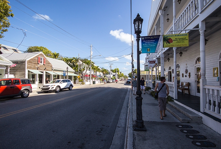 A ilha de Key West é o local mais ao Sul dos Estados Unidos, bem perto de Cuba. É um paraíso para cubanos que querem deixar o país, bem como para turistas. Fica a cerca de 300 km de Orlando e Miami. Tem porto e aeroporto.  Reprodução: Flipar