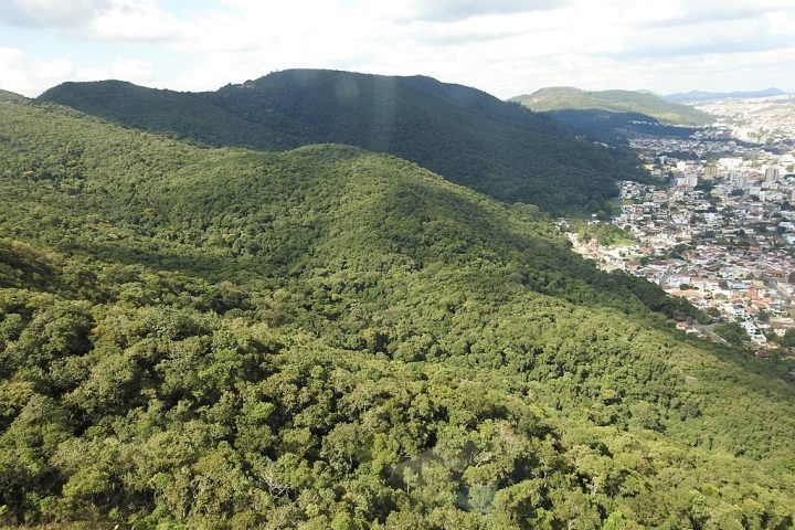 As paisagens montanhosas e solos férteis da região de São João da Boa Vista (SP) e Poços de Caldas (MG) abrigam um antigo vulcão extinto há 80 milhões de anos.  Reprodução: Flipar