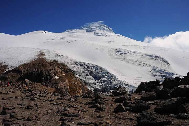 Com seus 5897m, Cotopaxi é considerado um dos vulcões ativos mais altos do mundo. No Equador, é um cone perfeitamente simétrico, coberto por uma grossa manta de neve e gelo, graciosamente sobe de um belo planalto páramo. Reprodução: Flipar