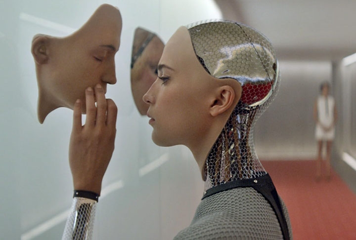 “Ex-Machina” (2014): A trama acompanha o programador Caleb, que participa de um experimento com inteligência artificial, com uma androide altamente avançada chamada Ava (iAlicia Vikander). À medida que o experimento evolui, Caleb descobre que Ava pode ser mais inteligente e perigosa do que ele imaginava. Reprodução: Flipar