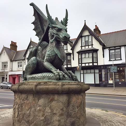 O símbolo do país, presente na bandeira, é o dragão, que também está presente em Llanfairpwllgwyngyllgogerychwyrndrobwllllantysiliogogogoch  Reprodução: Flipar