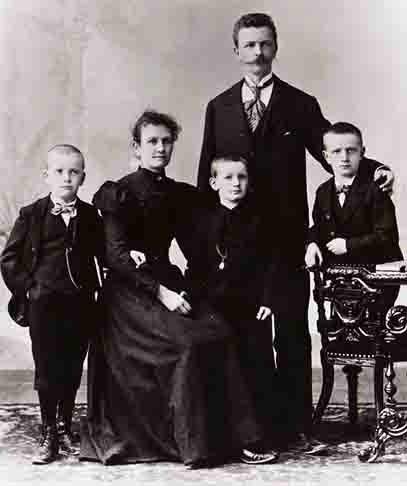 A empresa expandiu suas operações e começou a produzir não apenas cristais para joias, mas também para acessórios e itens de decoração. Reprodução: Flipar