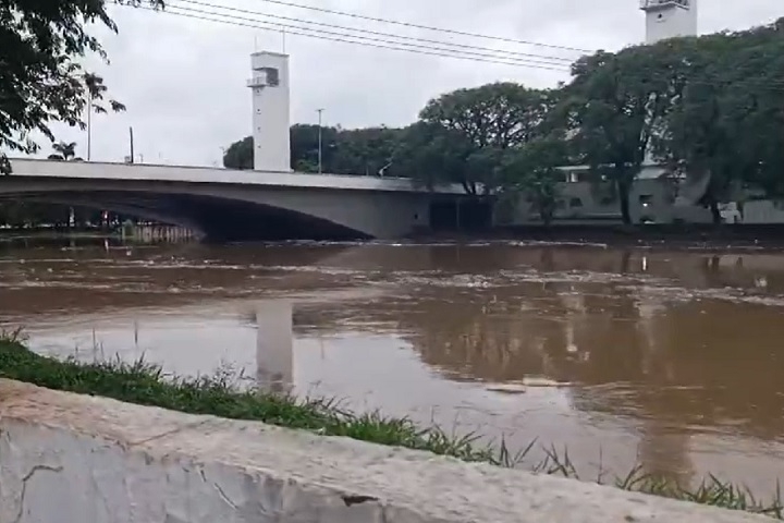 No início de fevereiro/25, a Marginal Tietê, uma das principais vias de São Paulo, ficou inundada por conta de uma forte chuva que atingiu a capital e a região metropolitana da cidade. Reprodução: Flipar