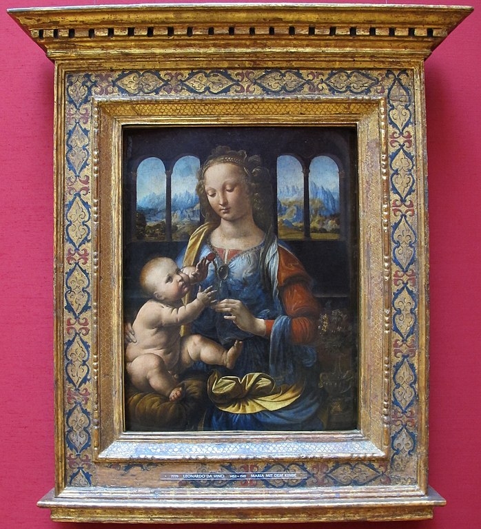 A pintura apresenta a Virgem Maria em pé, segurando o Menino Jesus em seu colo. Ambos estão adornados com ricas vestimentas e joias, demonstrando a alta posição social da família.  Reprodução: Flipar