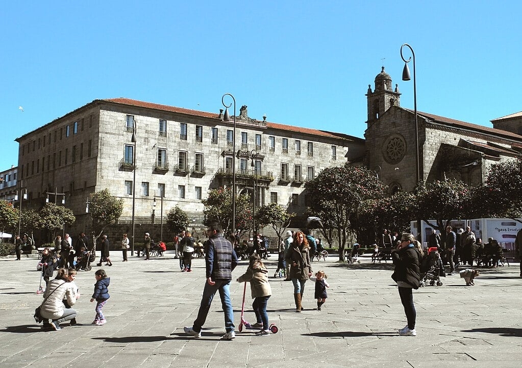 Também em Pontevedra, na Galicia, a Praça da Ferraria recebeu esse nome por causa das forjas que ali existiam na Idade Média. Na época, Reis Católicos baixaram decretos para armar os cavaleiros espanhóis com armas de Pontevedra e Oviedo. A praç ocupa 2 mil m² no interior de grandes muralhas da cidade.  Reprodução: Flipar