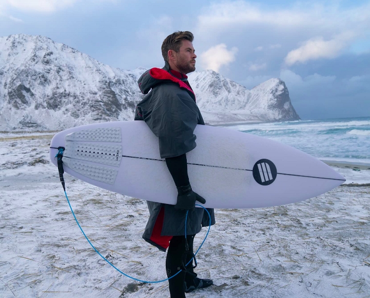 Além de atuar, Chris é um grande entusiasta de esportes radicais, como surf e snowboard. Ele também pratica ioga e meditação regularmente para ajudar a manter o equilíbrio mental. Reprodução: Flipar