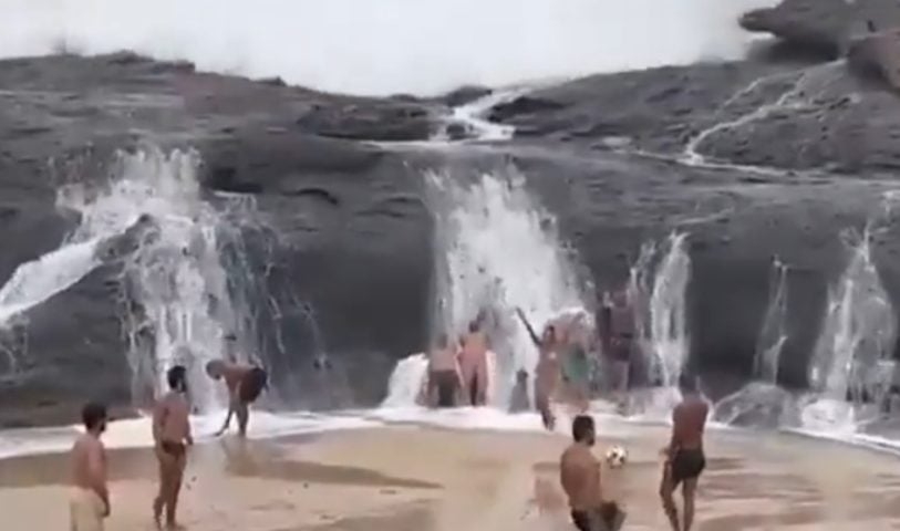 Em abril de 2023, a passagem repentina de um ciclone-bomba assustou banhistas que estavam na Praia de Itacoatiara, em Niterói, Região Metropolitana do Rio de Janeiro. Reprodução: Flipar