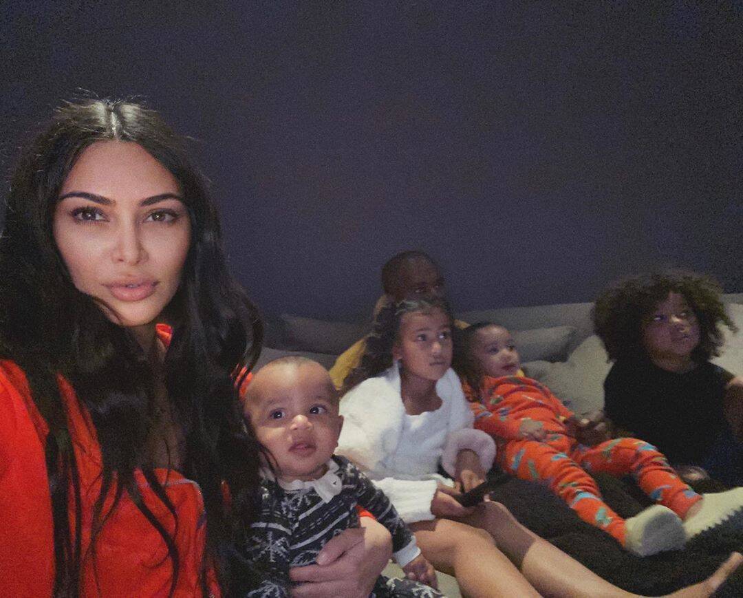 Kim Kardashian e Kanye West fizeram uma sessão de cinema com os filhos e a socialite pediu sugestões do que fazer na quarentena. Foto: Reprodução/Instagram