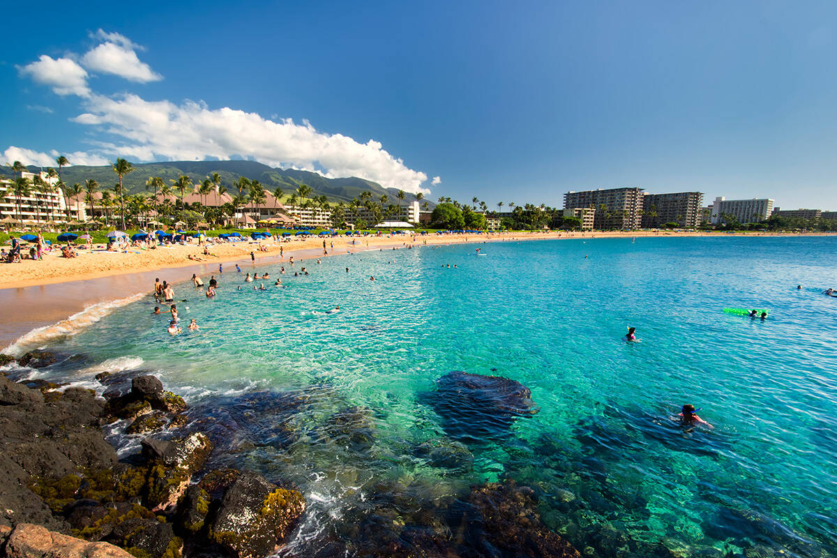 A praia possui uma atmosfera tranquila e boa infraestrutura pra turistas. Foto: Hawaii Magazine