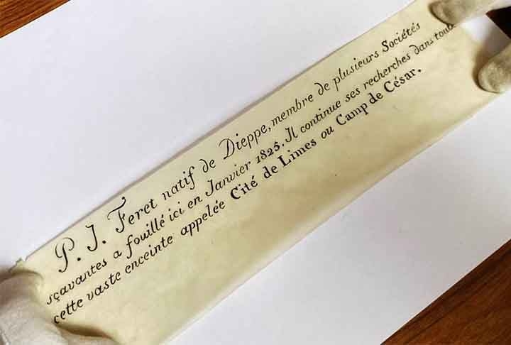 À emissora britânica BBC, o chefe do serviço arqueológico declarou que o texto era de autoria de PJ Féret, um intelectual que fez escavações no local em janeiro de 1825. Ele, que liderou a primeira exploração no local, comunicava que seguia fazendo investigações na área.
 Reprodução: Flipar