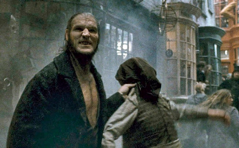 Dave Legeno - Encarnou Fenrir Greyback, lobisomem comensal  da morte, uma das figuras mais assustadoras das Forças do Mal de Voldemort. 