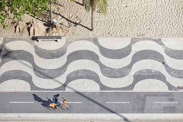 Com a chegada dos bondes e a abertura de vários túneis ligando a praia ao centro da cidade, esta começou a ser mais frequentada pela população. Reprodução: Flipar