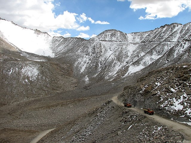 Khardung La (Índia) - Construída em 1976, fica num desfiladeiro na região de Ladakh e fecha de outubro a maio, período de mais nevasca.  Reprodução: Flipar