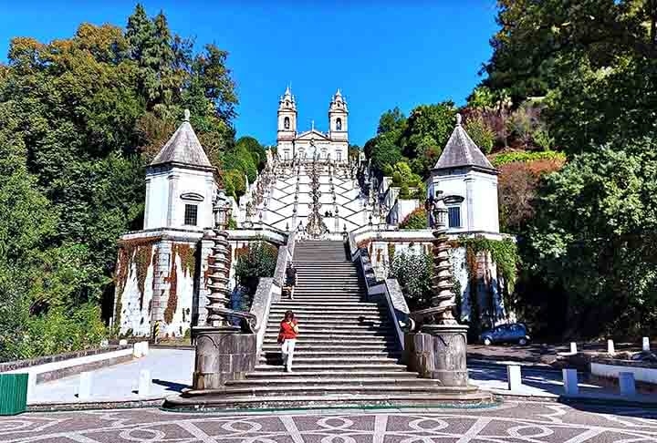 Escadaria das Carmelitas Descalças, Braga, Portugal: Conhecida como Escadaria do Bom Jesus, tem 577 degraus que levam ao Santuário do Bom Jesus do Monte. Criada em 1811, o acesso pode ser feito a pé ou por funicular, sendo um marco religioso e turístico em Portugal.
 Reprodução: Flipar