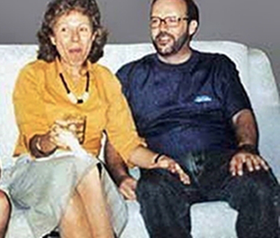 O casal Manfred e Marisia Richthofen foi morto a golpes de barra de ferro na noite de 31 de outubro de 2002. Os autores foram os irmãos Daniel e Cristian Cravinhos a mando da filha do casal, Suzane von Richthofen.