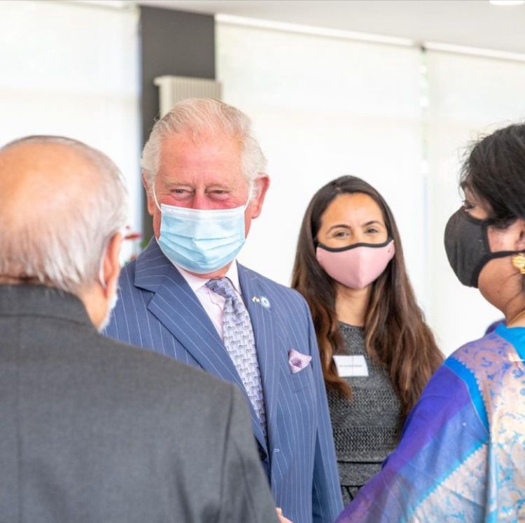 Charles também é patrono de mais de 350 instituições de caridade. Durante o auge da pandemia de COVID-19, em 2021, Charles apoiou um projeto de compra de respiradores para a Índia, chamado “Oxygen for India”. Reprodução: Flipar