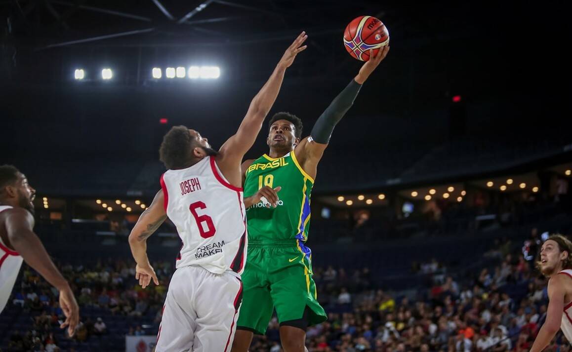 Leandrinho em ação pela seleção brasileira de basquete, frente ao Canadá. Time perdeu por 85 a 77.. Foto: Divulgação