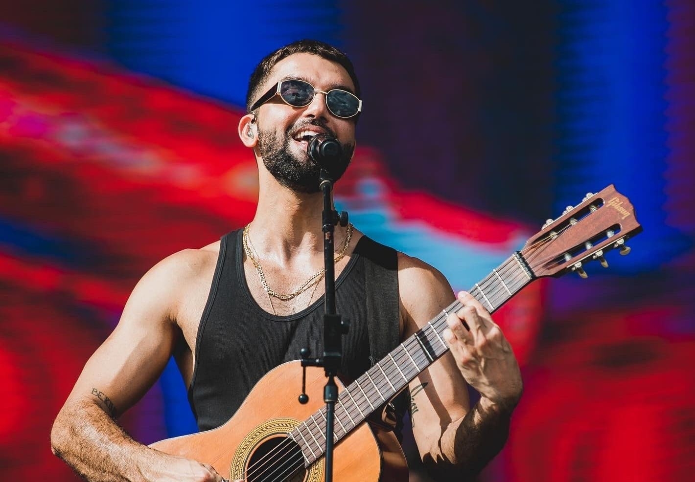 O show de 2019 do cantor capixaba de indie foi cancelado devido às fortes chuvas e ele se apresentou em uma festa de casa noturna pós-Lolla voltada para fãs que estiveram no festival. 
 Reprodução: Flipar