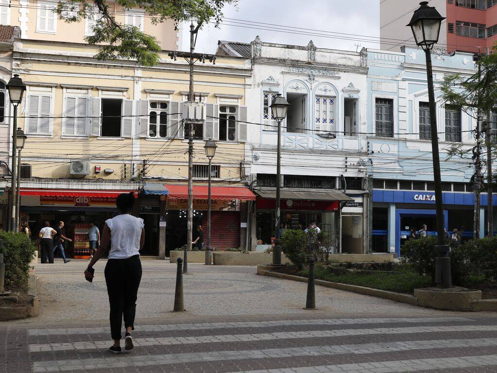 Comerciantes da Rua do Imperador, na região central de Petrópolis, retomam atividades após as chuvas.. Foto: Fernando Frazão/Agência Brasil - 25.02.2022