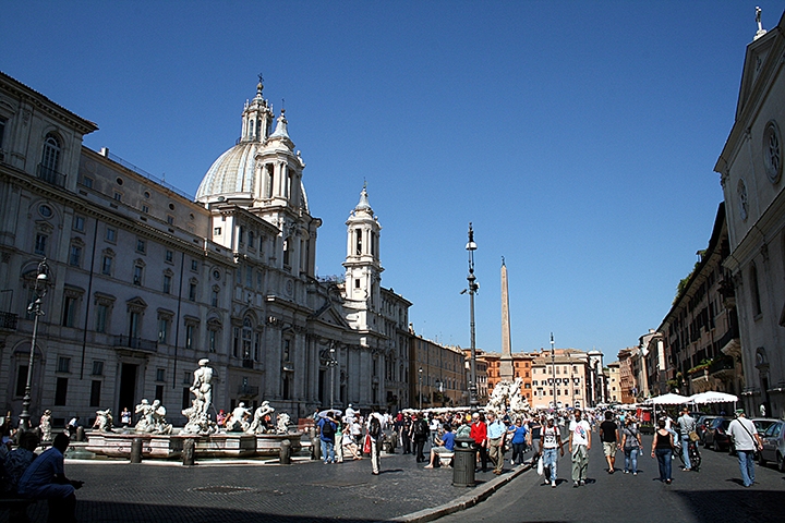 Piazza Navona – Roma, Itália - Construída no século I sobre um antigo estádio, abriga fontes icônicas, como a dos Quatro Rios. Sua arquitetura barroca e atmosfera artística a tornam uma das praças mais encantadoras de Roma. É sempre cheia de vida. Reprodução: Flipar