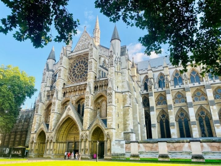 A cidade também é famosa pelo Palácio de Buckingham, a Abadia de Westminster (foto), o Palácio de Westminster, sede do Parlamento, além do icônico relógio Big Ben. Reprodução: Flipar