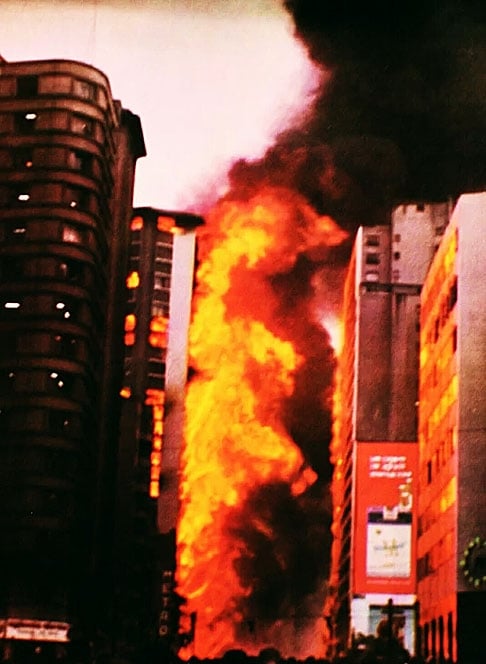 Dois anos antes do incêndio no Joelma, em 24/2/1972, 16 pessoas morreram e 320 ficaram feridas num incêndio no edifício Andraus, também em São Paulo.  Reprodução: Flipar