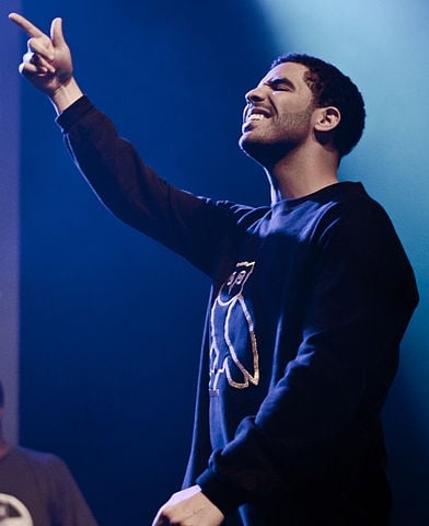 Drake - O rapper canadense, de se chama Aubrey Drake Graham e é filho de uma professora judia. A família celebra o hanukkah, festividade em que os judeus lembram a luta contra os opressores e a vitória da luz sobre a escuridão.  Reprodução: Flipar