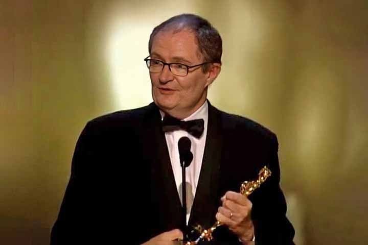 O ator britânico Jim Broadbent, que tem sólida formação acadêmica, conquistou prestígio em Hollywood e tem um Oscar no currículo, festejou 75 anos de idade no dia 24 de maio. 
 Reprodução: Flipar