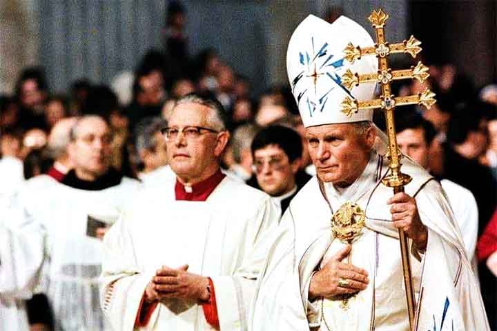 Cruz de São Pedro – Invertida, refere-se ao apóstolo Pedro, que pediu para ser crucificado de cabeça para baixo por se considerar indigno de morrer como Cristo. É usada tanto no cristianismo quanto em contextos subversivos. Reprodução: Flipar